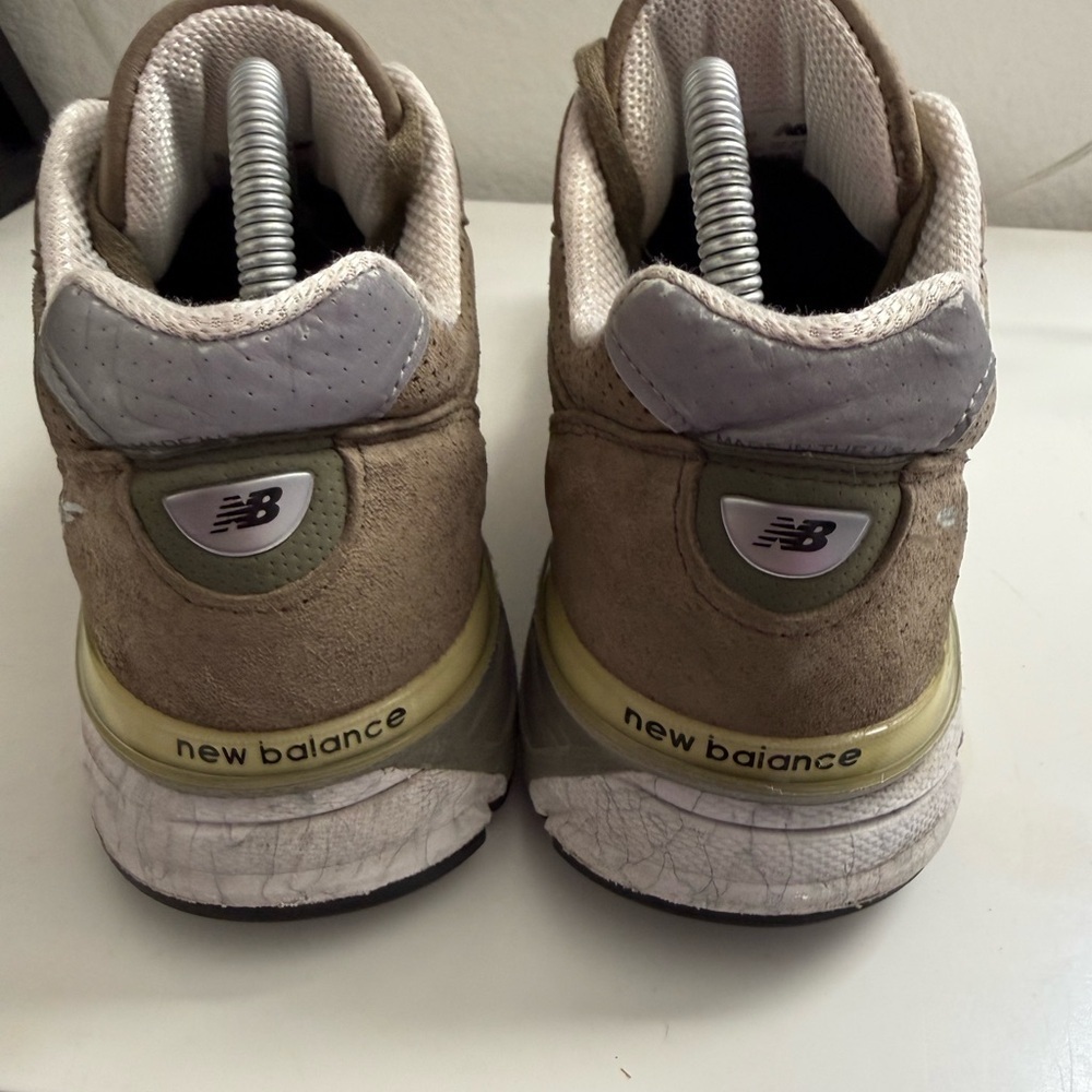 New Balance 990 mv4  men size 9 Olive Sneakers with White Accents - Picture 6 of 8